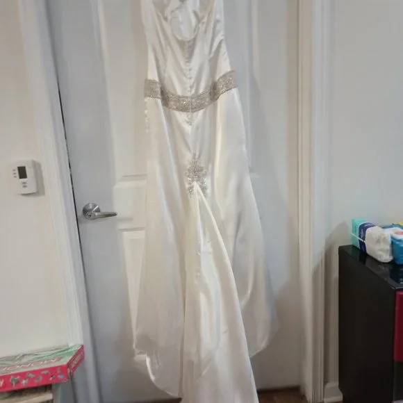 Gorgeous beautiful shape used Galina Signature Wedding gown Ivory, halter Size 6 - Picture 4 of 11